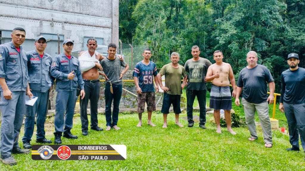 Grupo fica ilhado após cabeça d'água atingir Rio Piracuama, em Pinda