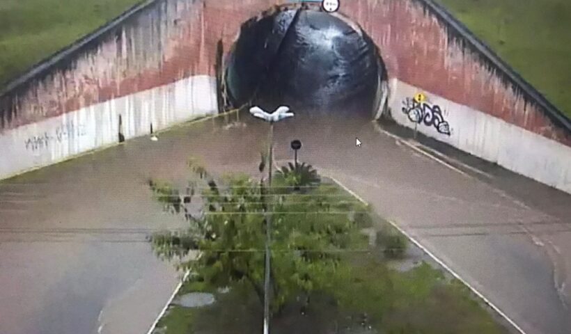 Temporal causa alagamento em ruas de Taubaté