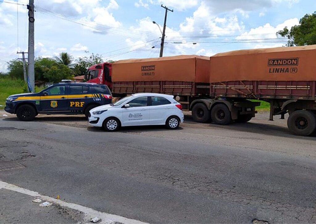 PRF apreende carga de farinha de trigo com sonegação fiscal