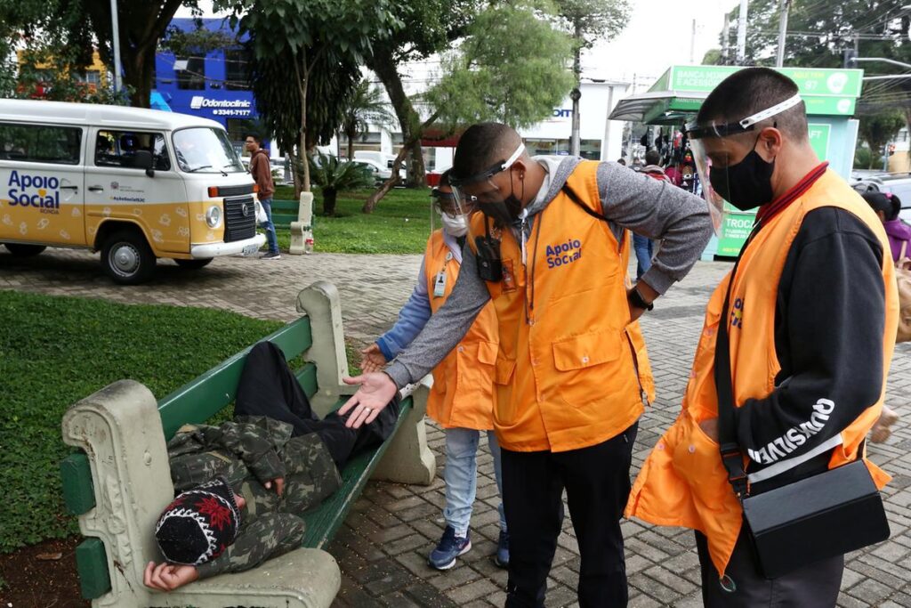 Prefeitura oferece abrigos e orienta população a como ajudar pessoas em situação de rua