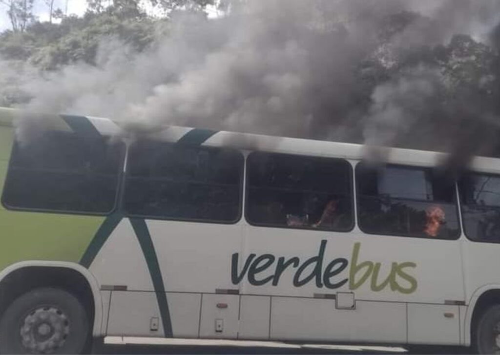 Ônibus é invadido e incendiado por vândalos em Ubatuba