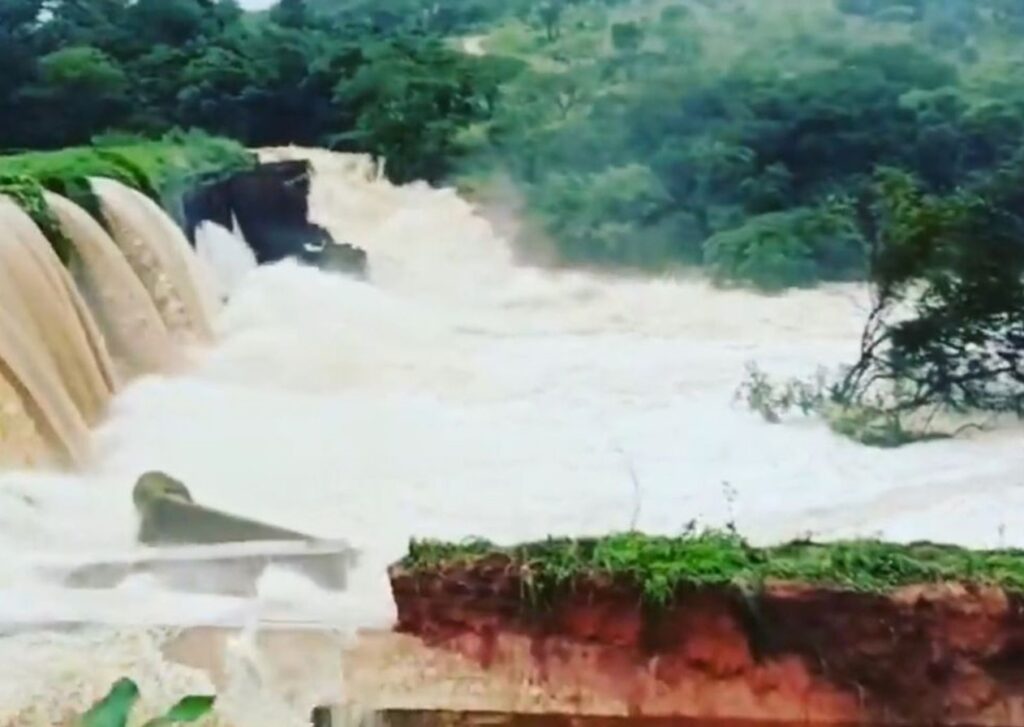 Com risco de rompimento de barragem, moradores deixam suas casas em MG