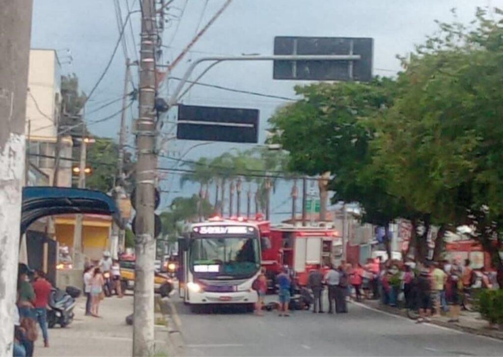 Mulher morre em acidente entre moto e ônibus em Taubaté