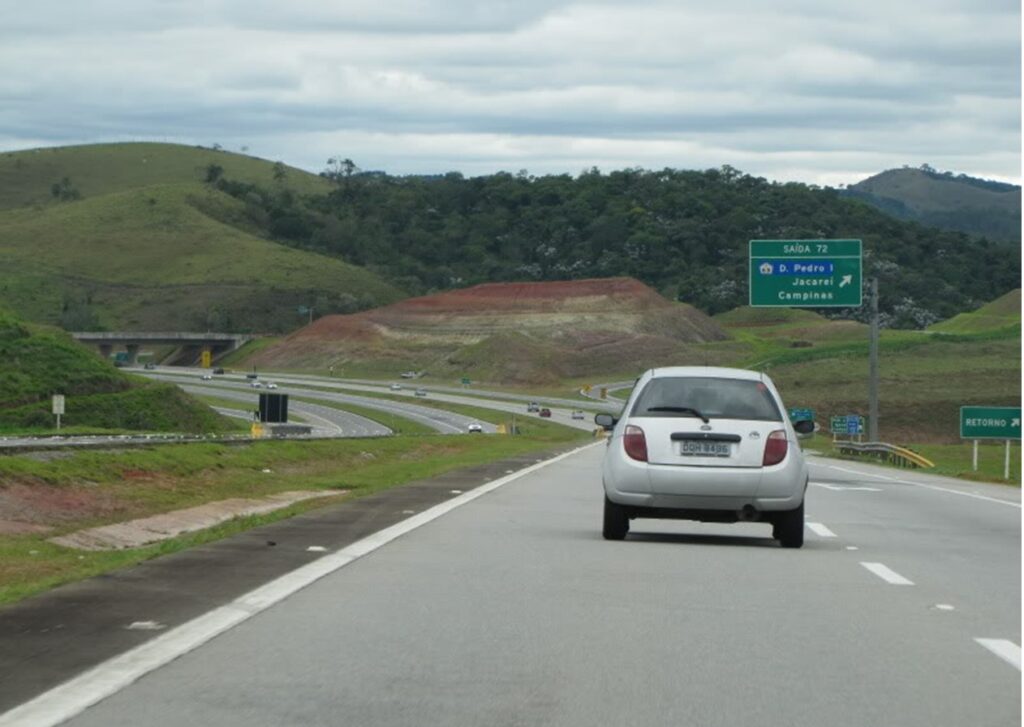 Carro capota e deixa três idosos feridos na Dom Pedro 1°, em Jacareíq