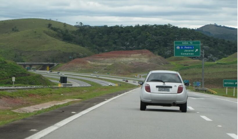 Carro capota e deixa três idosos feridos na Dom Pedro 1°, em Jacareíq