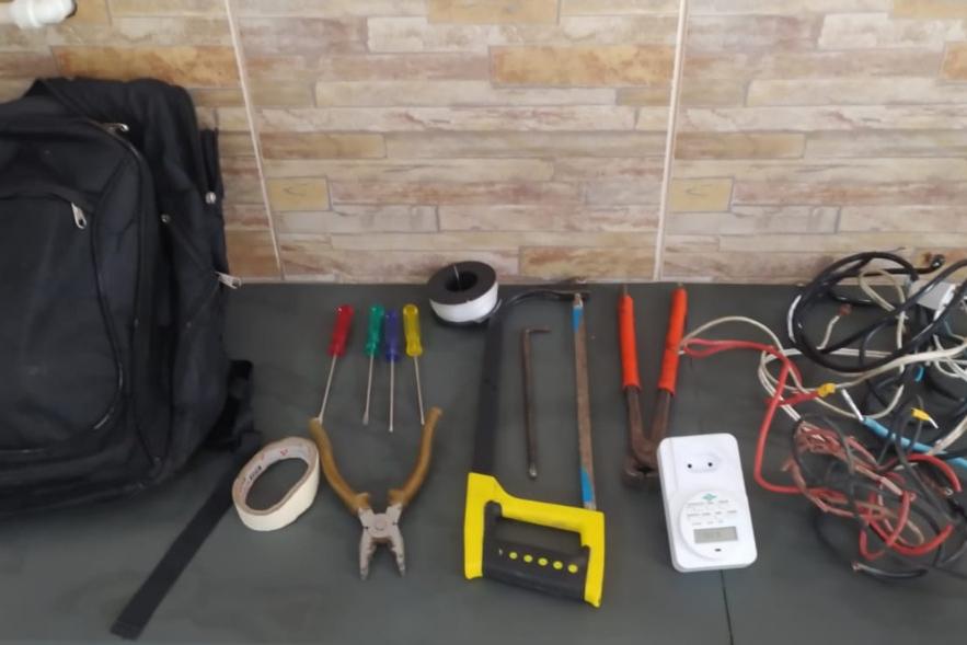 PM prende homem em flagrante roubando fios elétricos em Potim