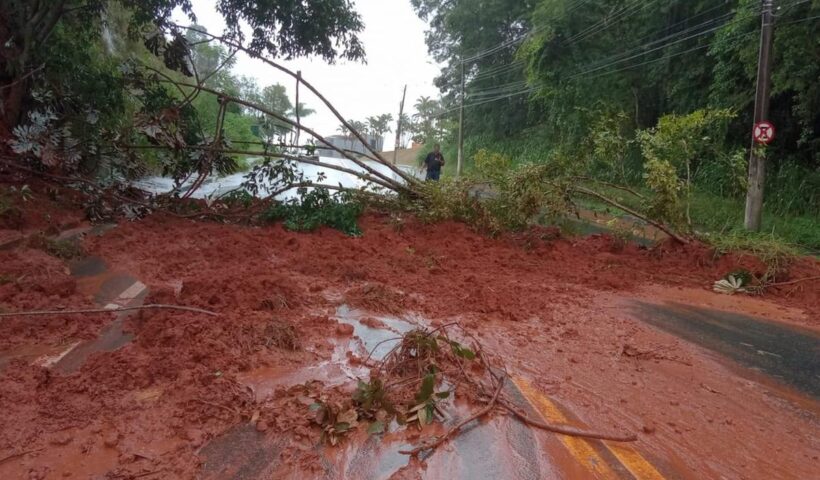 Chuva alaga ruas e causa transtornos em Taubaté