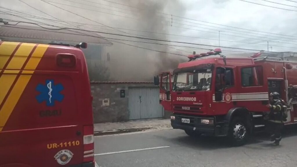 Briga de casal termina em casa incendiada em Jacareí