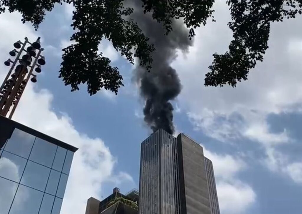 Prédio pega fogo na Avenida Paulista