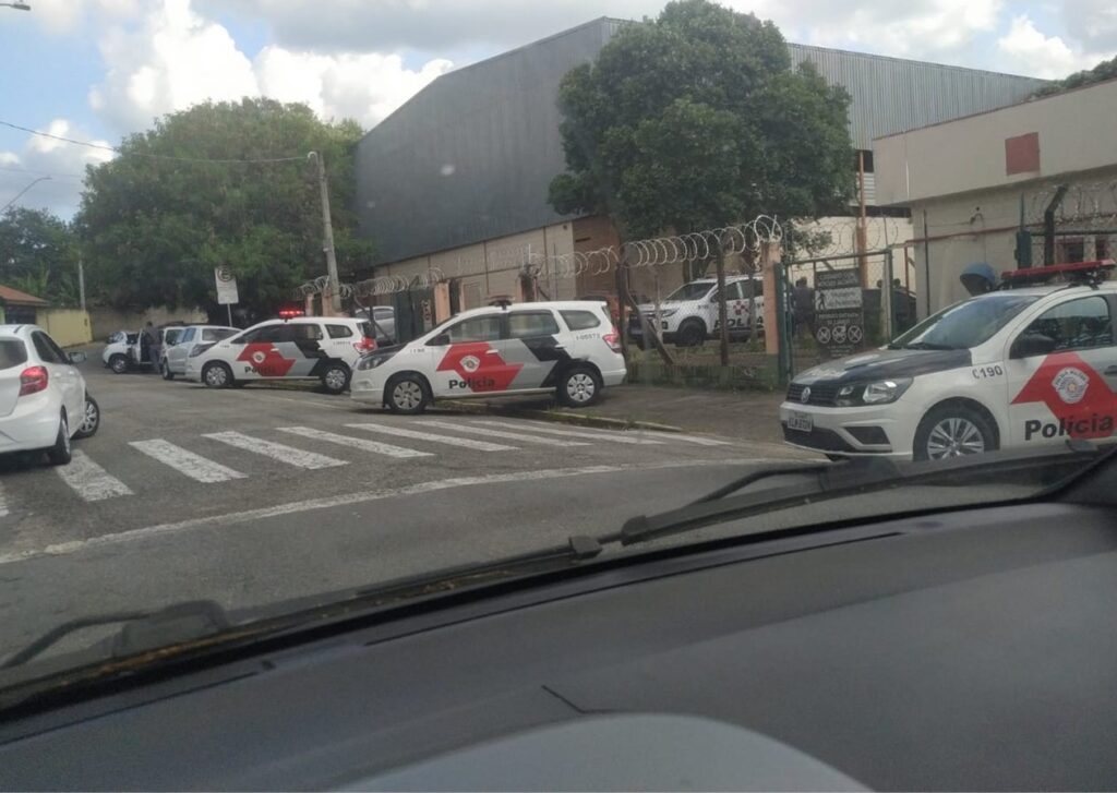 Homem invade escola de Taubaté durante fuga da polícia