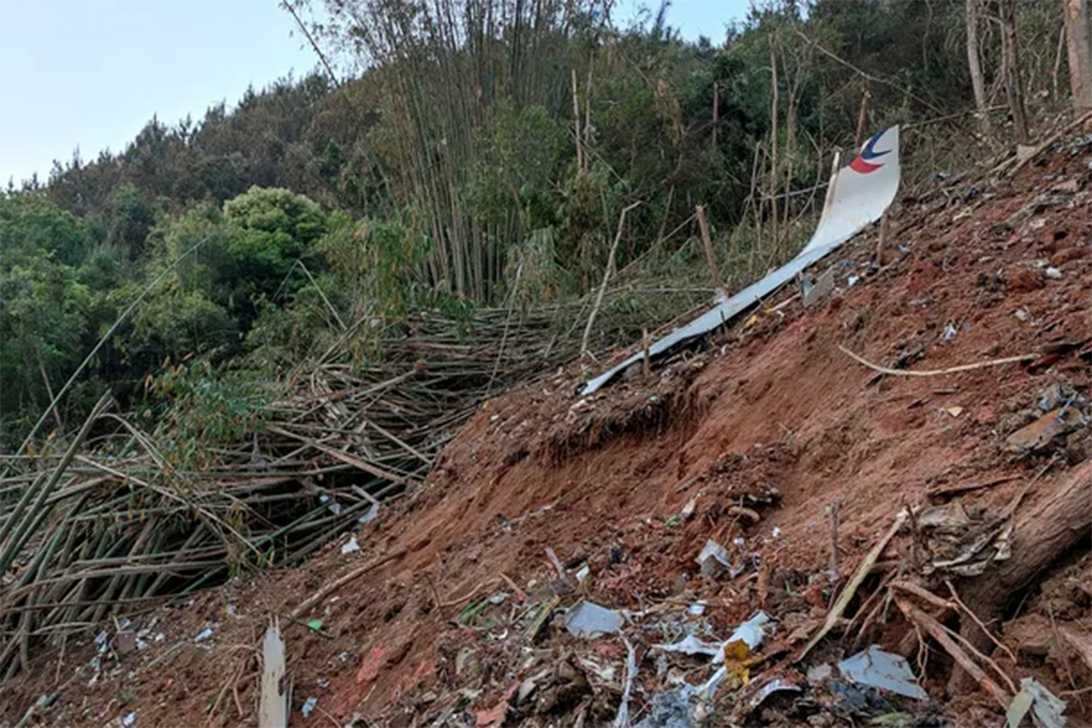 China recupera segunda caixa-preta de avião que caiu há uma semana