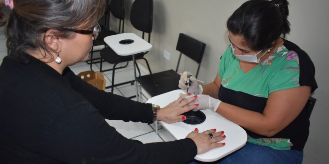 Escola do Trabalho de Taubaté abre vagas para curso de manicure e pedicure