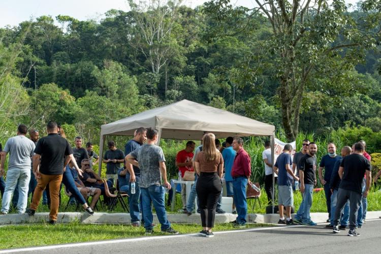 Trabalhadores montam acampamento em frente à Avibras, em Jacareí