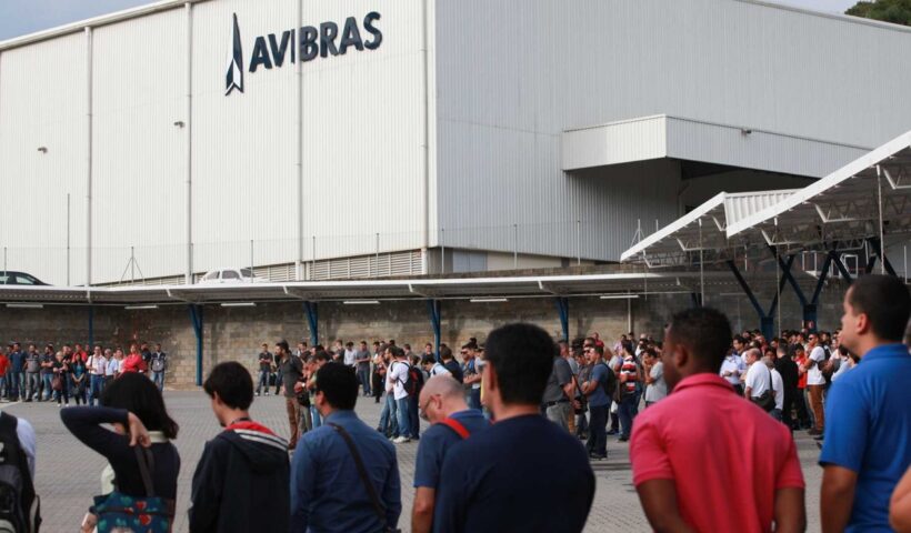 Funcionários da Avibras iniciam paralisação após não pagamento de salário