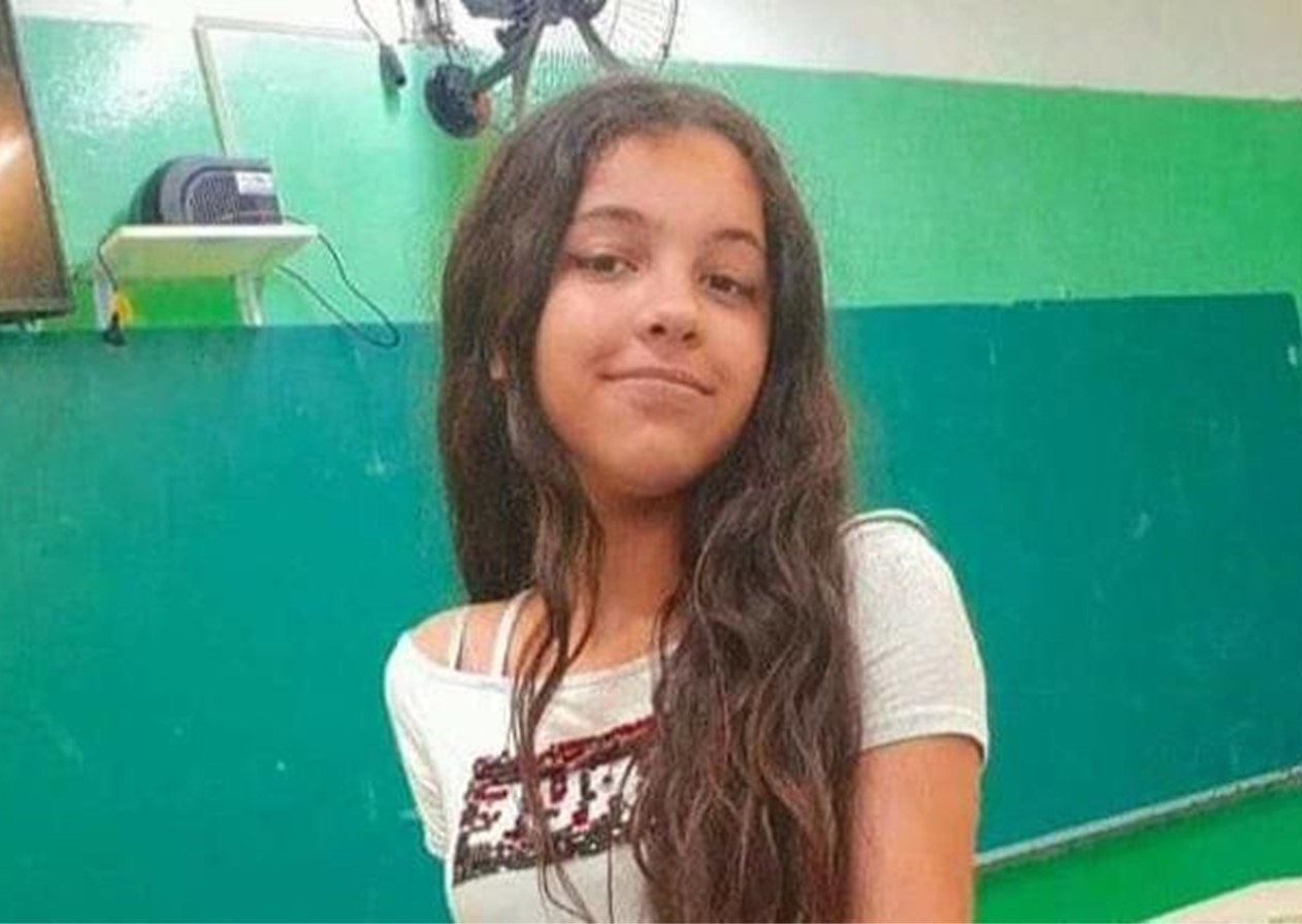 Pai de menina morta e enterrada em casa tinha antecedentes por tráfico de drogas