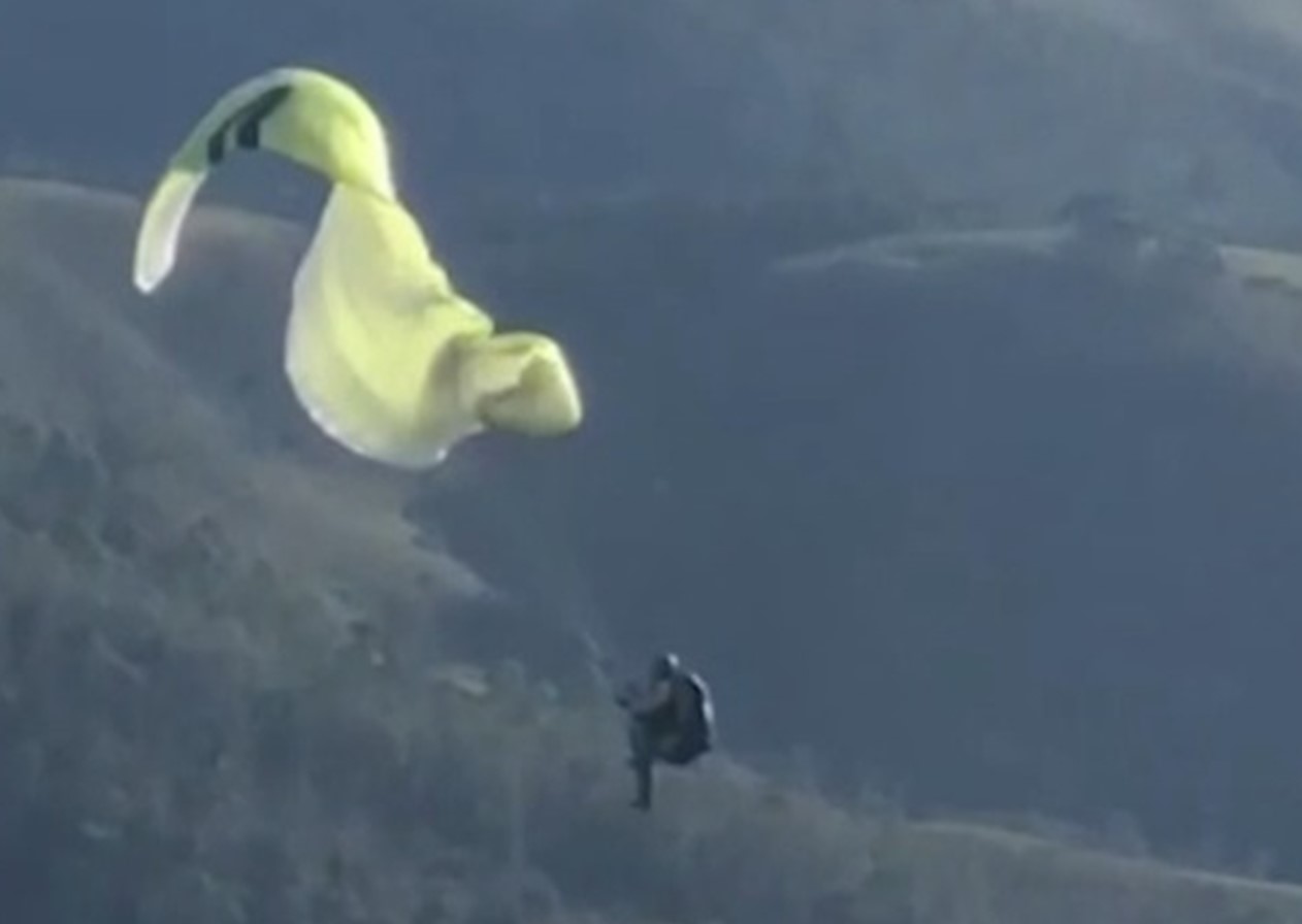 Mulher cai de cerca de 10 metros após falha em paraglider