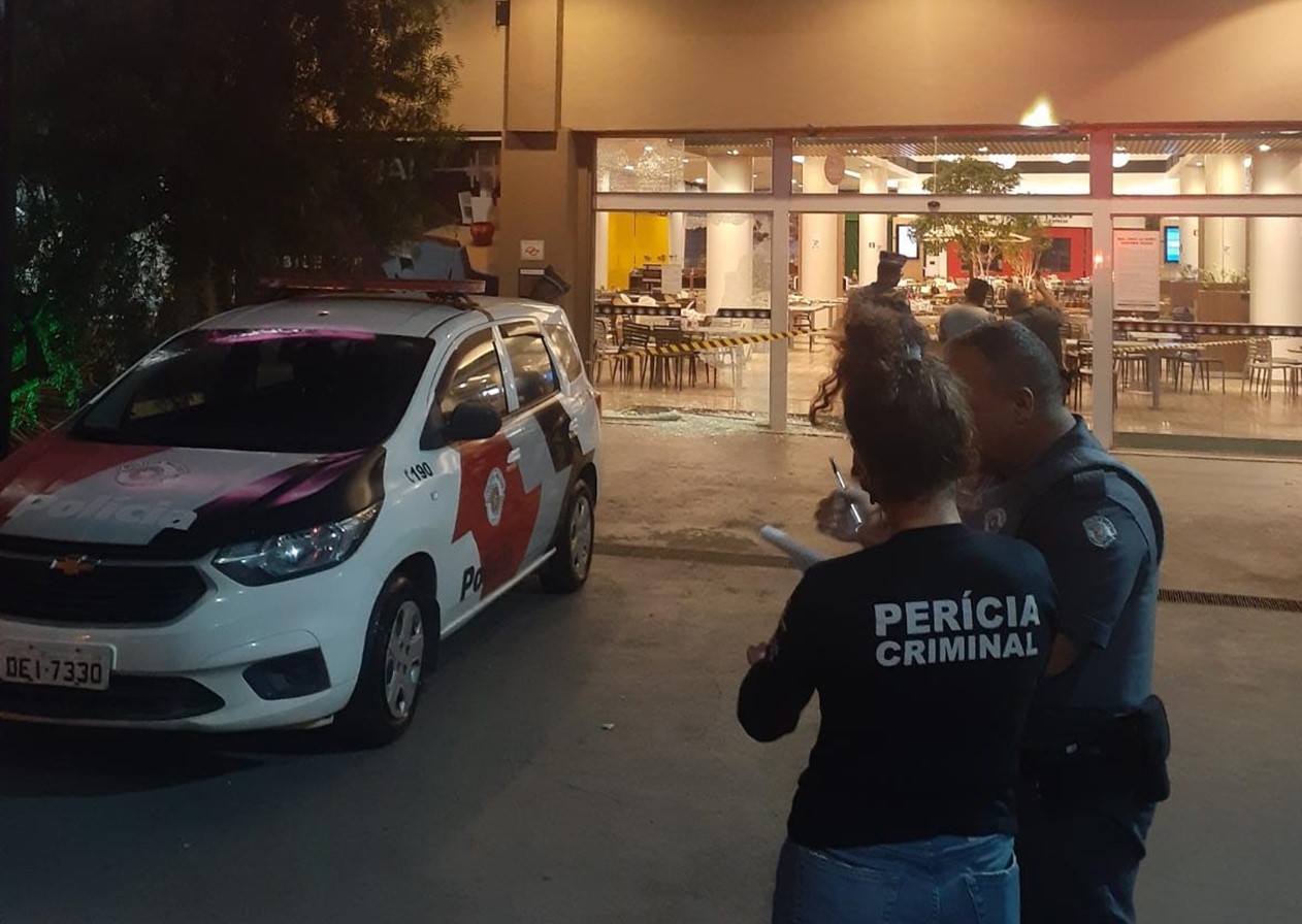 Dois são baleados em shopping em Guaratinguetá