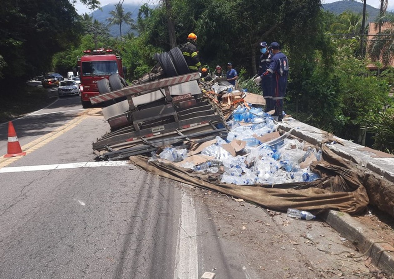 Caminhão carregado com mármore capota na Rio-Santos em São Sebastião; Motorista morreu