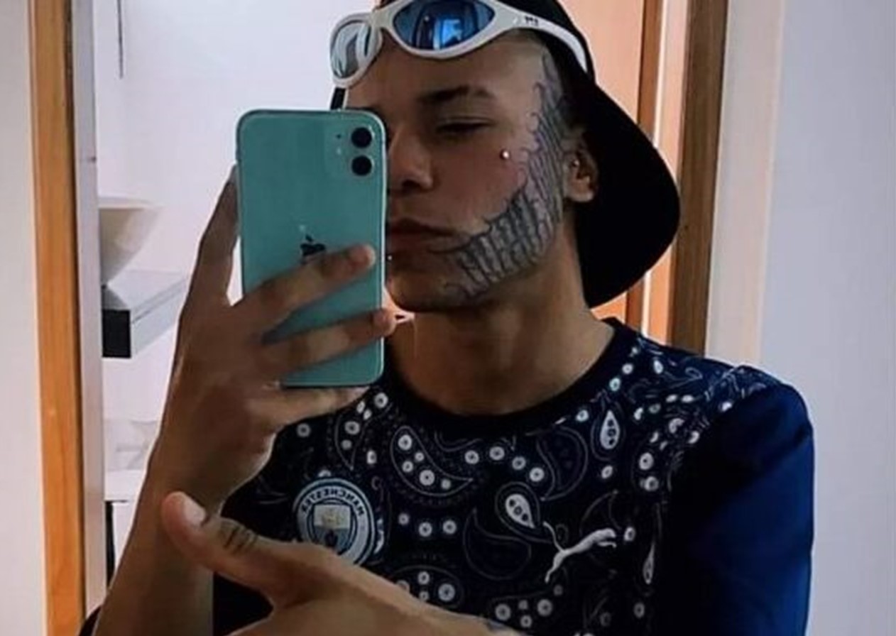 Justiça nega pedido e mantém prisão de jovem que tatuou ex-namorada no rosto