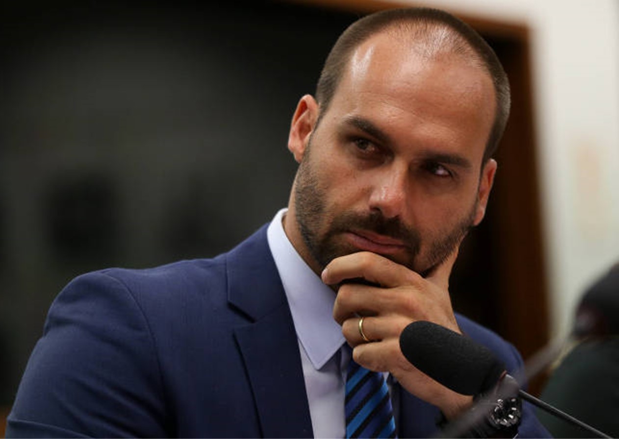 Em live, Eduardo Bolsonaro admite uso de dinheiro vivo em transação imobiliária