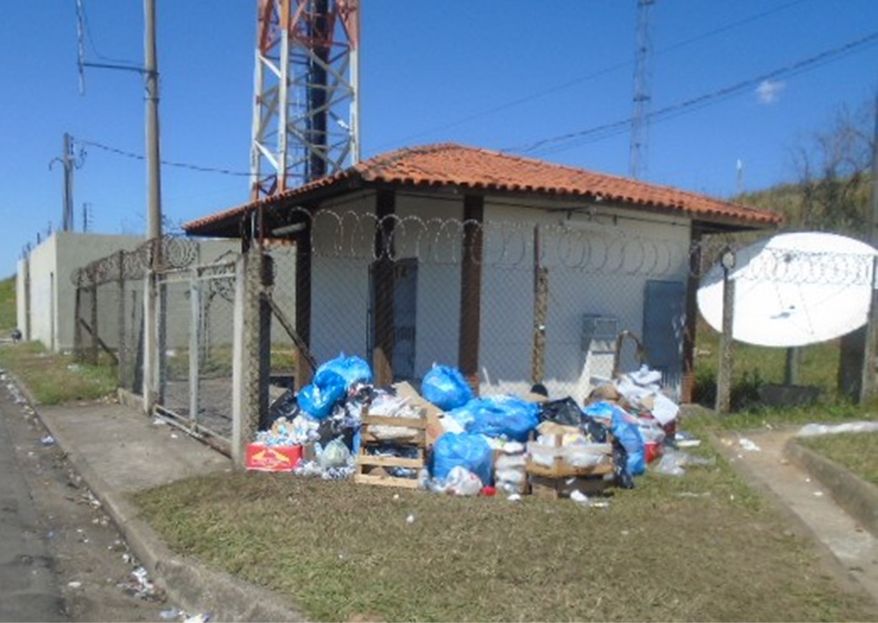 CCR RIOSP COLETOU MAIS DE 18 TONELADAS DE LIXO AS MARGENS DA VIA DUTRA EM OUTUBRO