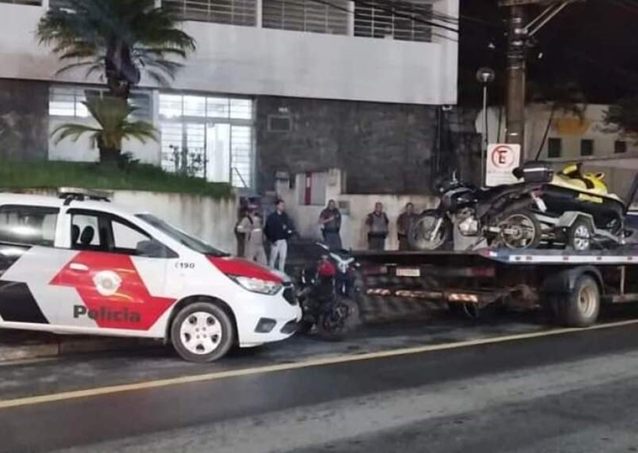 PM de Jacareí estoura galpão com jet-ski e motos roubados