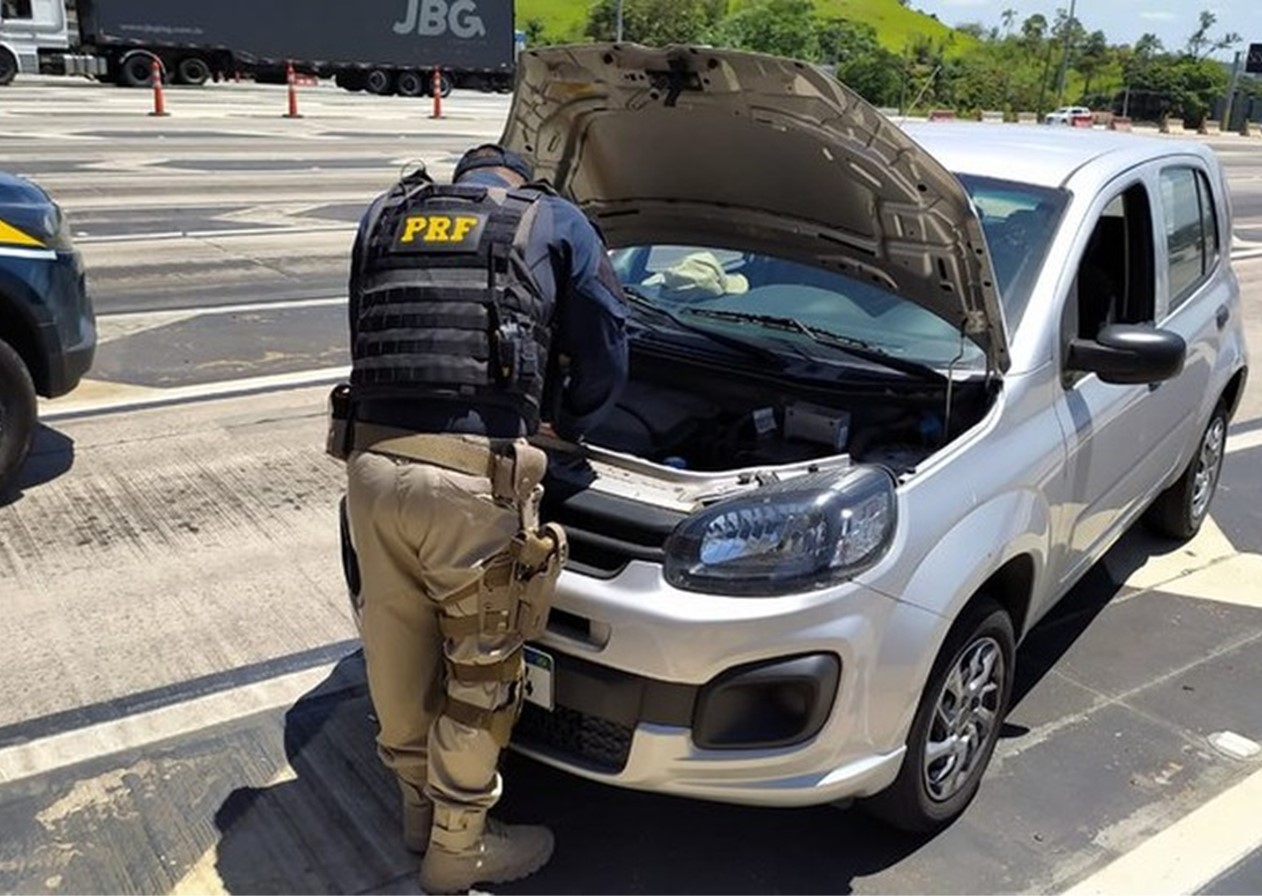 Carro furtado no RJ é recuperado na Dutra em Jacareí