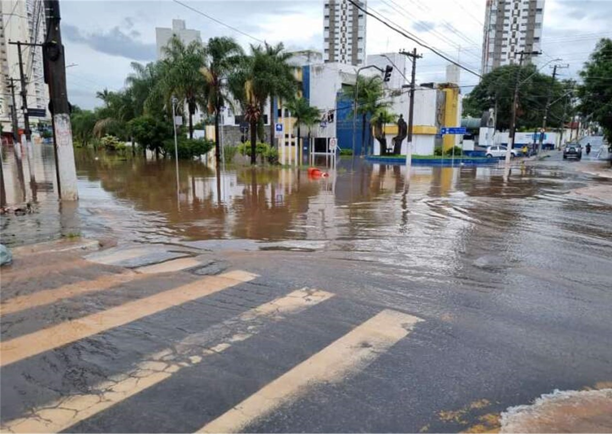 Chuva e vento forte causam transtorno e deixam ruas alagadas no centro de Taubaté