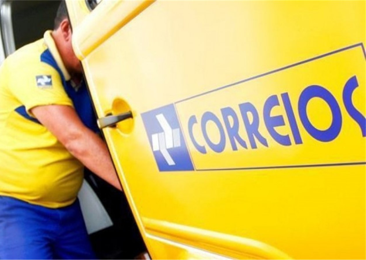 Criminosos assaltam funcionária dos Correios e fogem com carro e encomendas em Pinda