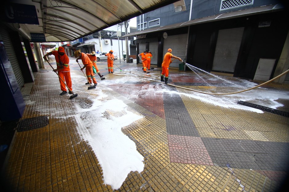 Calçadão e Rua 15 recebem limpeza para compras de Natal