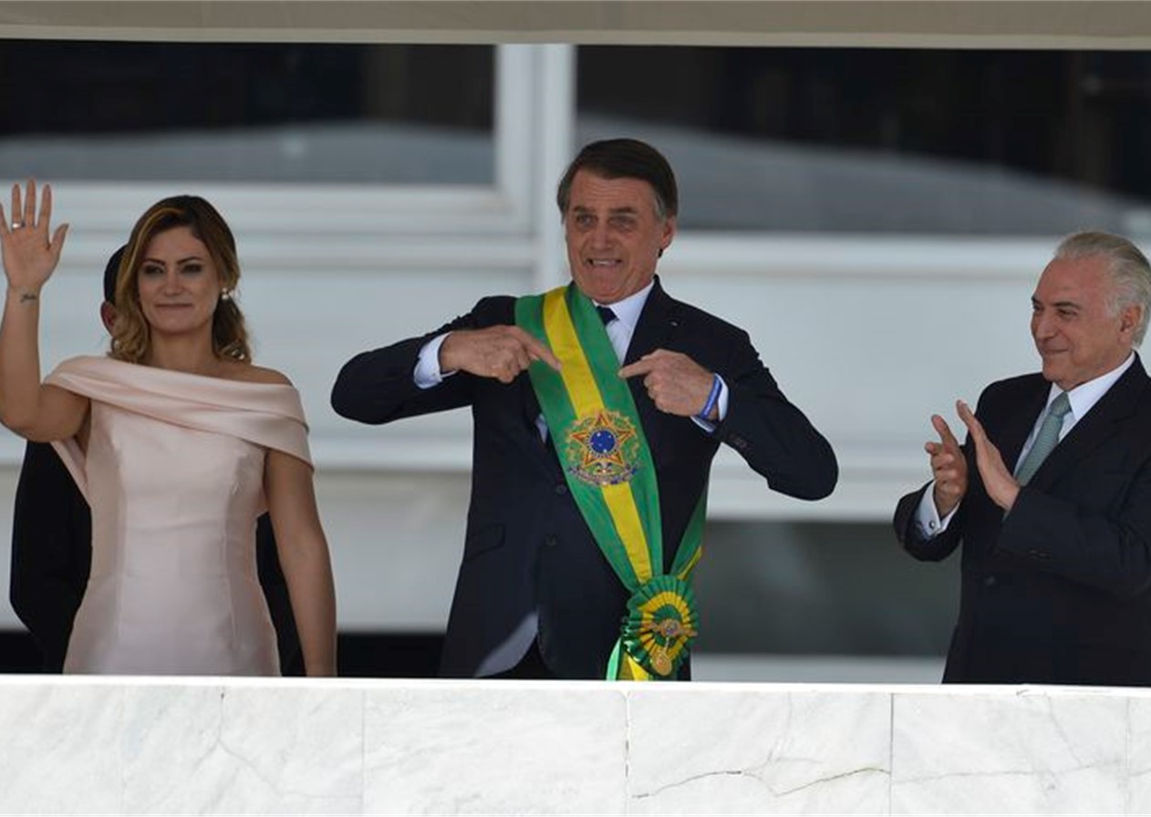 Bolsonaro decide não passar faixa presidencial para Lula