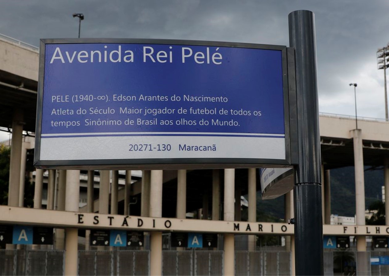 Prefeitura do Rio instala placas da Av. Rei Pelé, em frente ao Maracanã