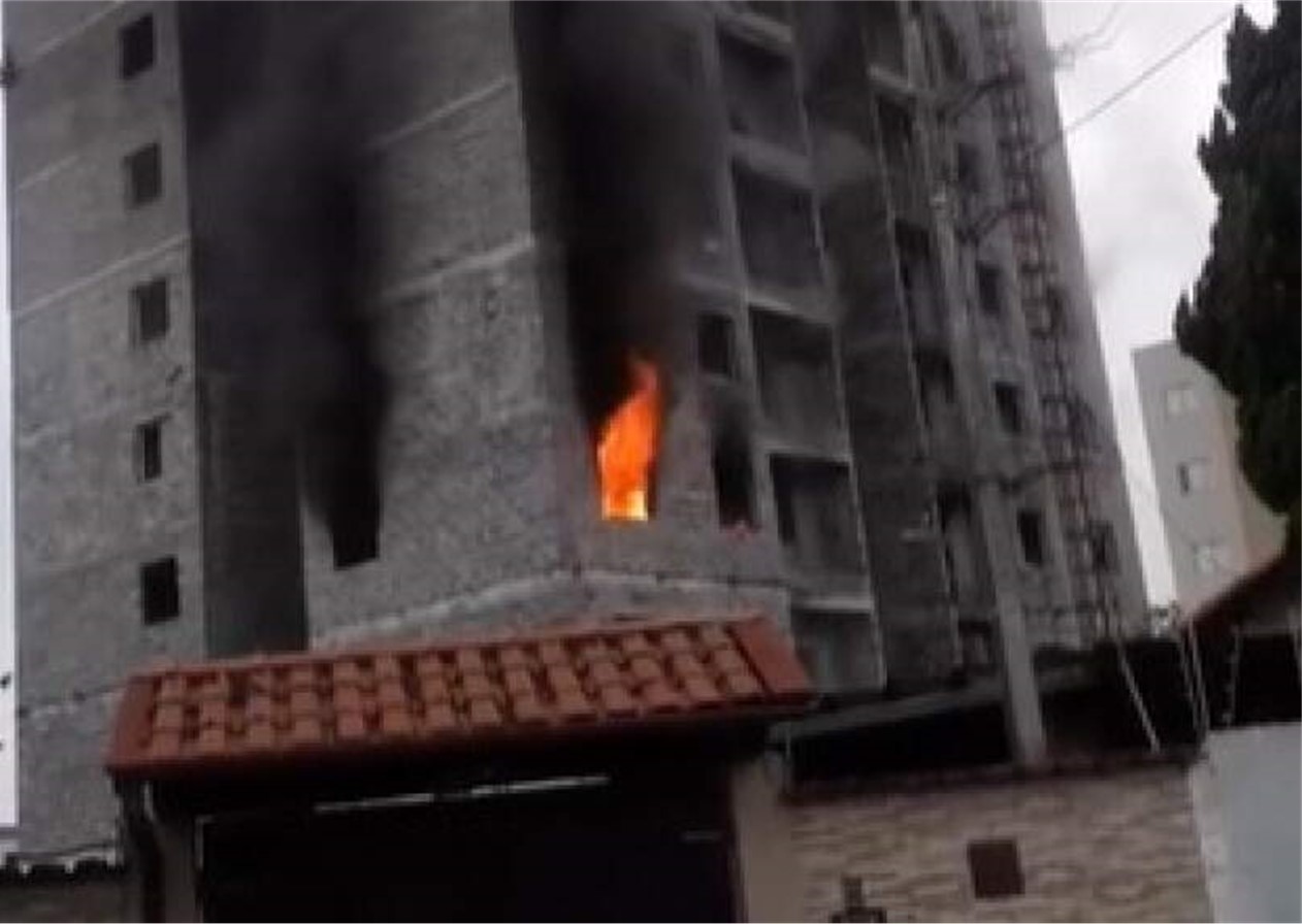 Cômodo de prédio em construção pega fogo e mobiliza Corpo de Bombeiros em Taubaté