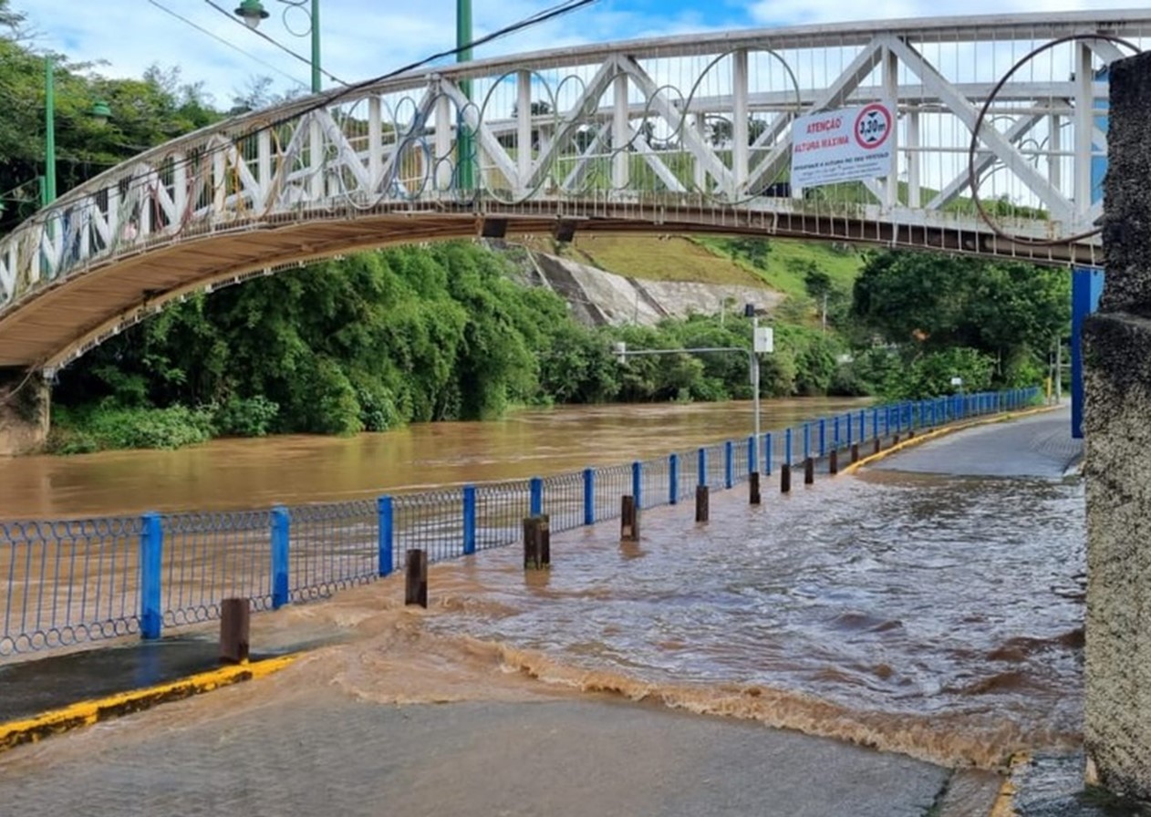 Rio transborda e alaga ruas de Luiz do Paraitinga