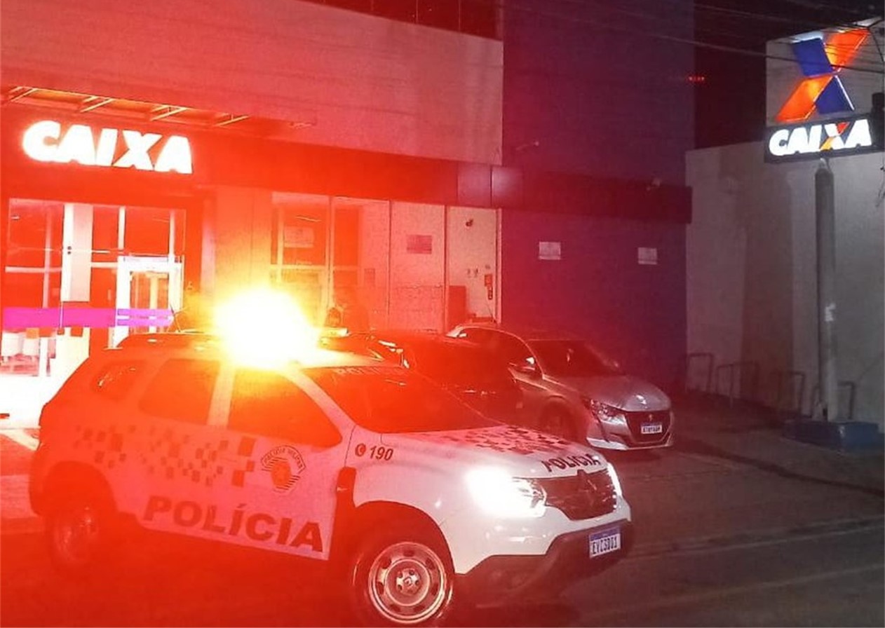 Dupla invade agência bancária de Taubaté e foge por buraco na parede