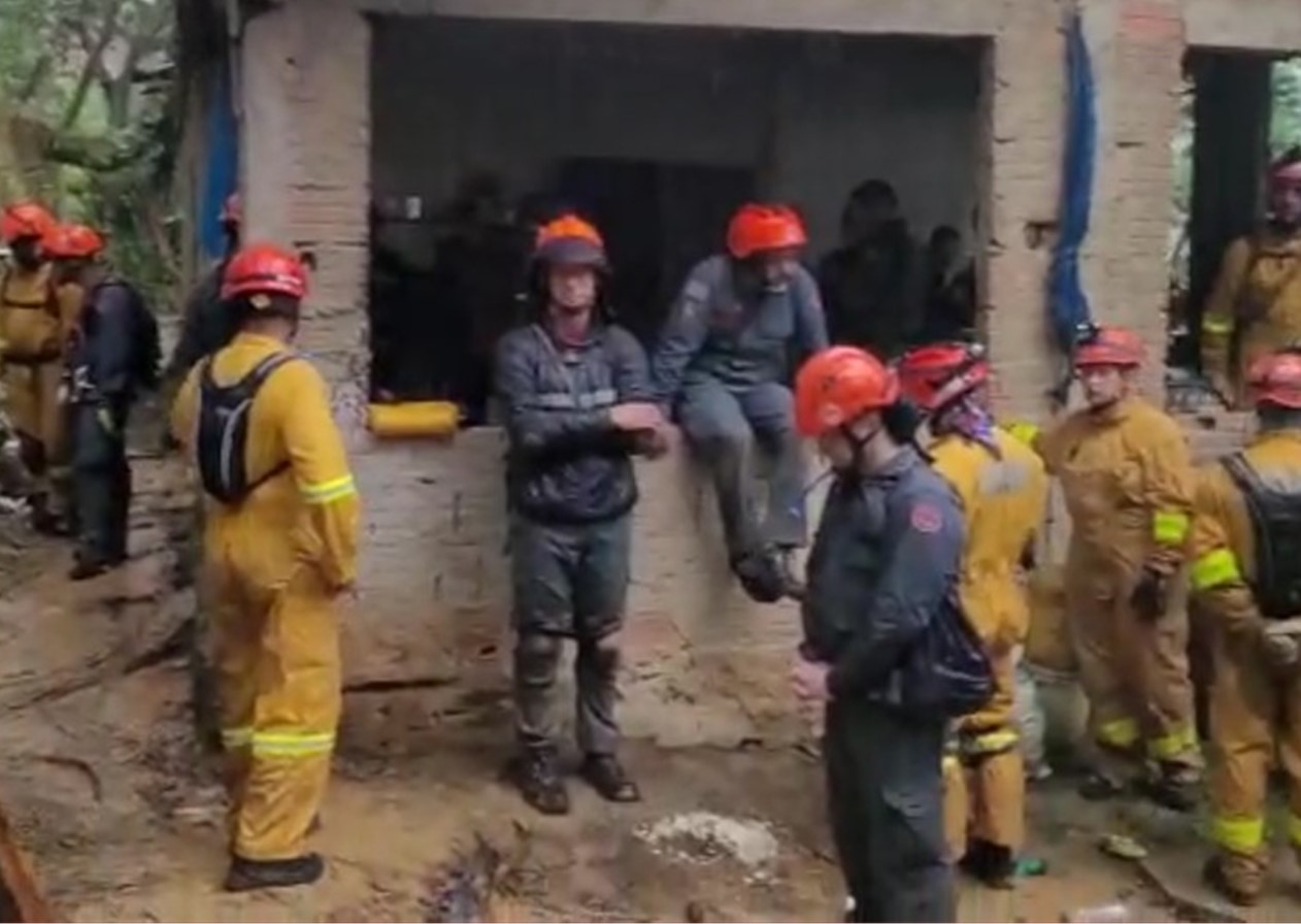 Bombeiros ficam ilhados após chuva na Vila Sahy