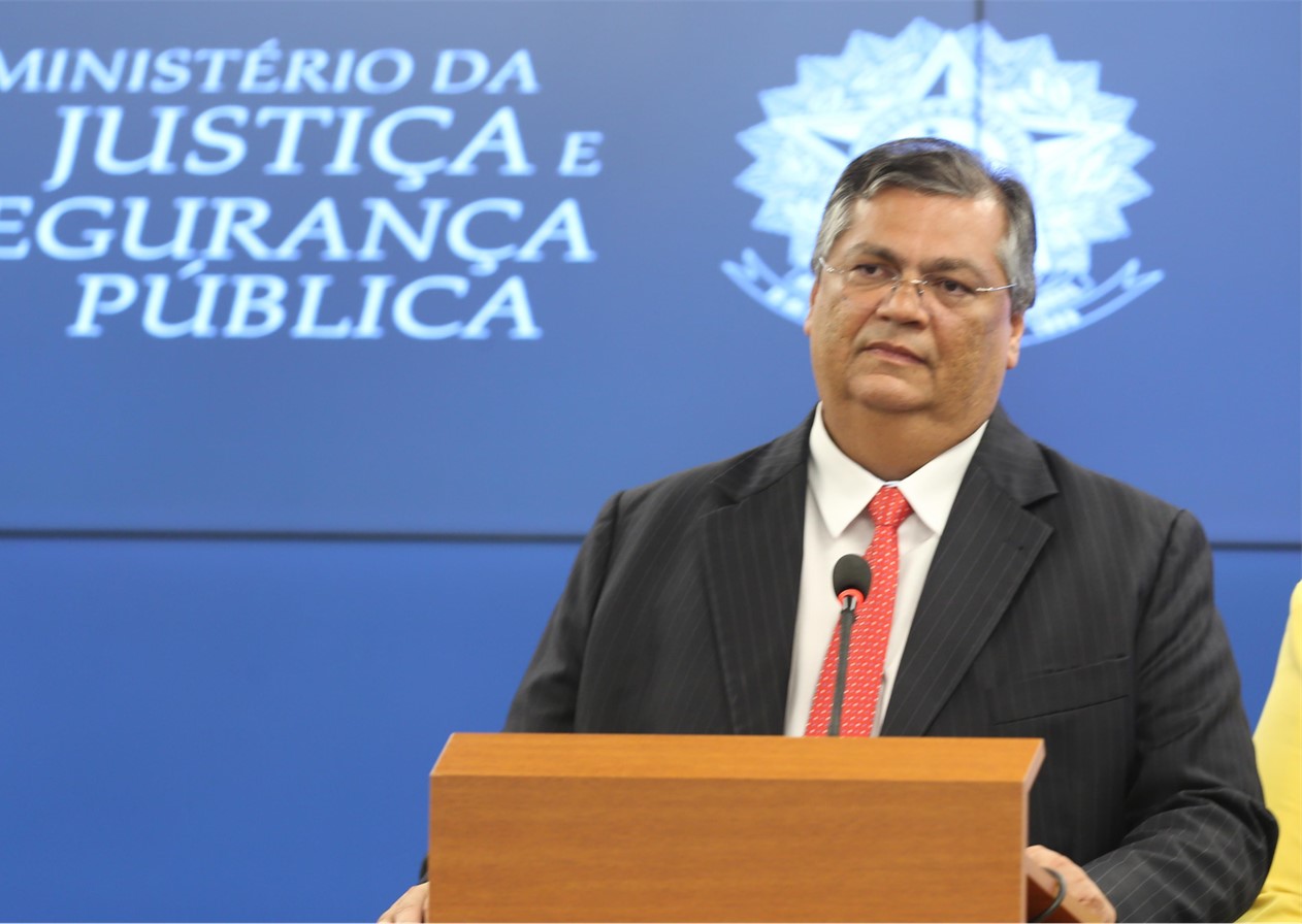 Dino entra com notícia-crime contra sete parlamentares