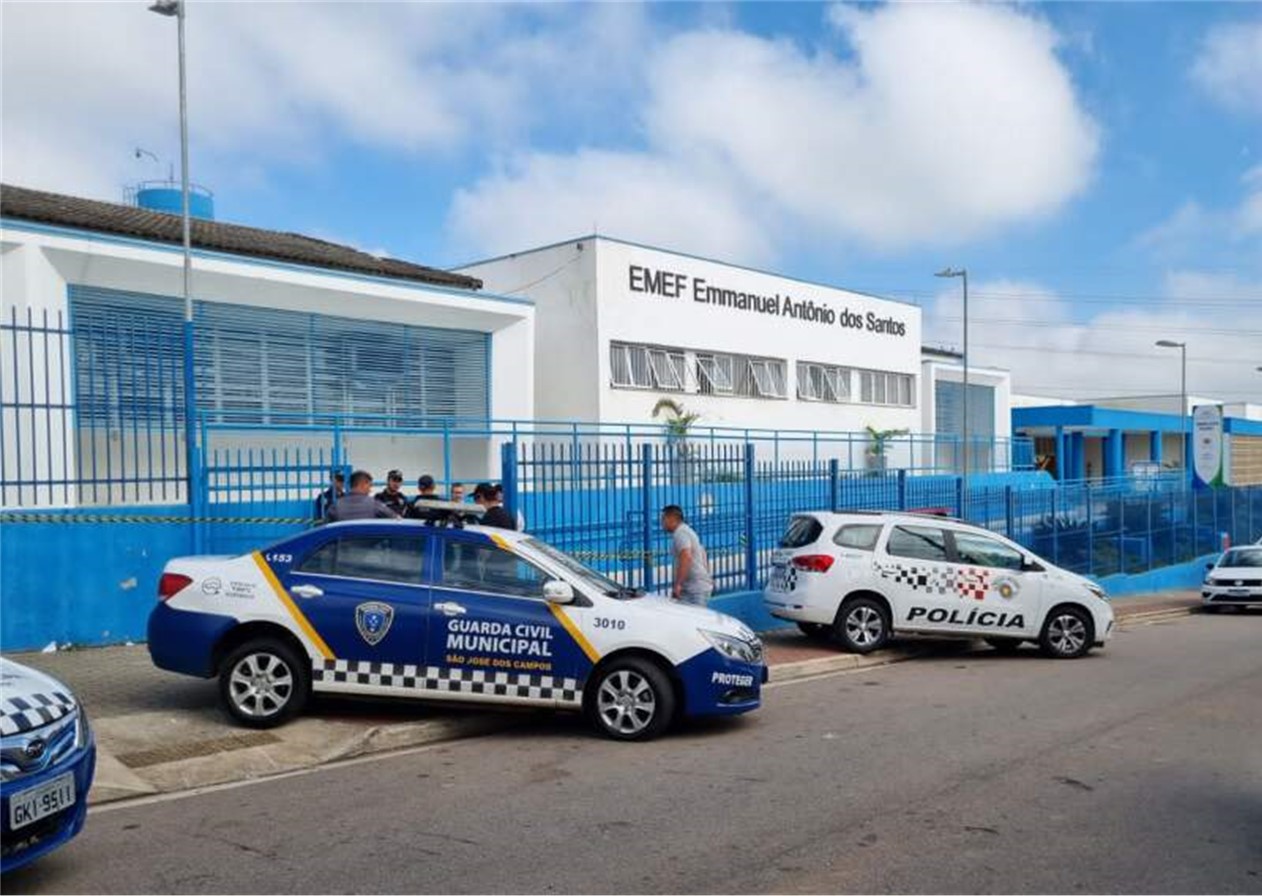 Polícia procura suspeitos de tentar roubar arma de GCM em escola em São José