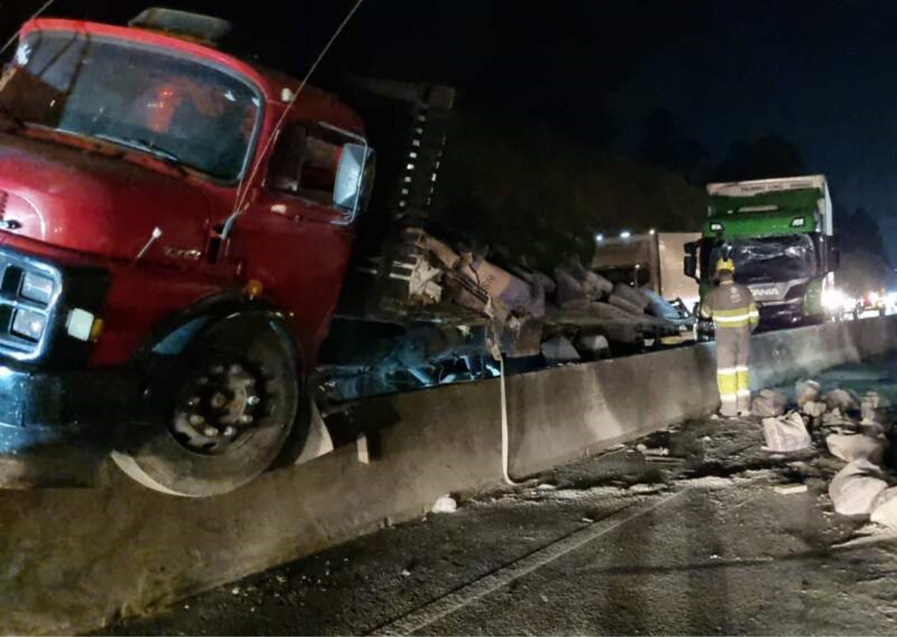 Acidente entre caminhões deixa três feridos e interdita Dutra por 3h em Caçapava