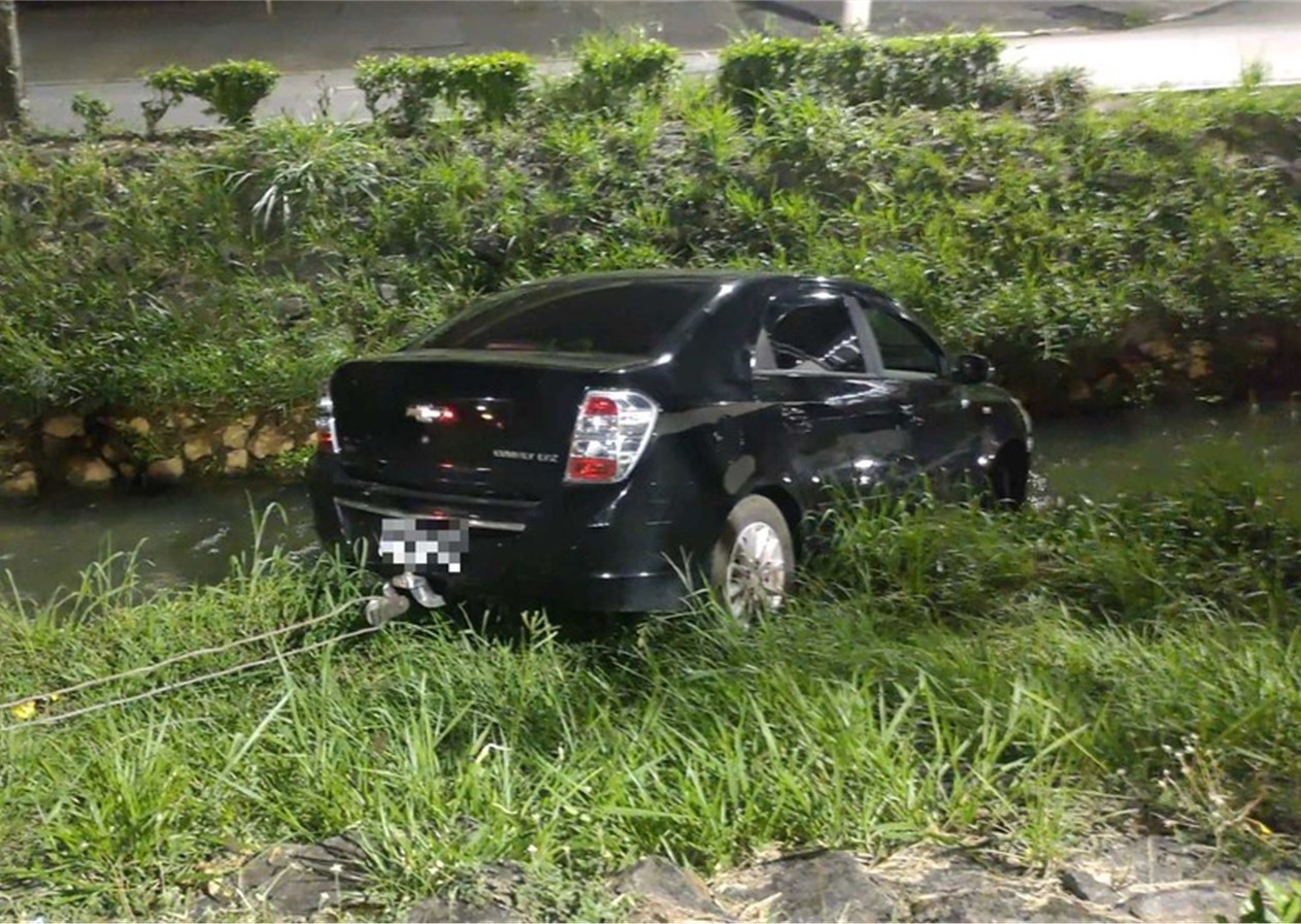 Motorista passa mal e cai com carro em córrego, em Caçapava