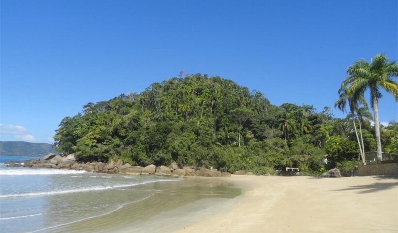 Turista de 23 anos é arrastado pela correnteza e desaparece em Ubatuba