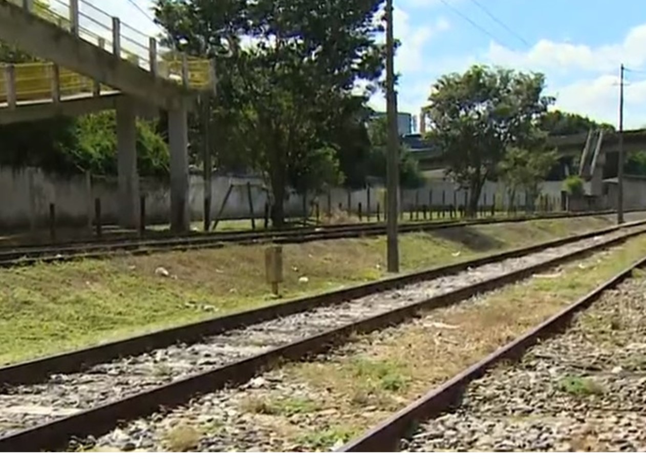 Jovem é atropelada por trem em Taubaté e tem pernas amputadas