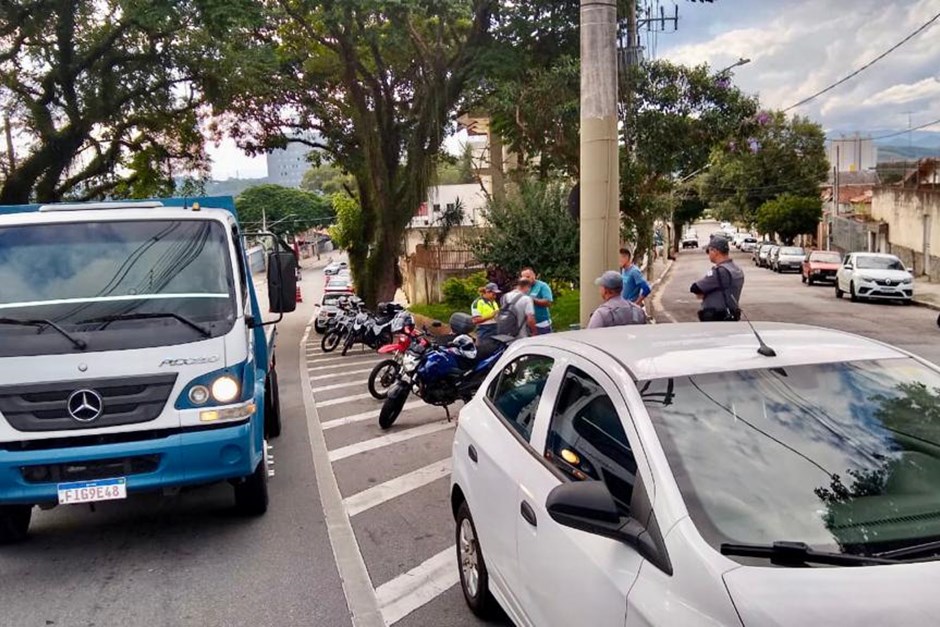 Operação apreende 2 motos por transporte clandestino em SJC