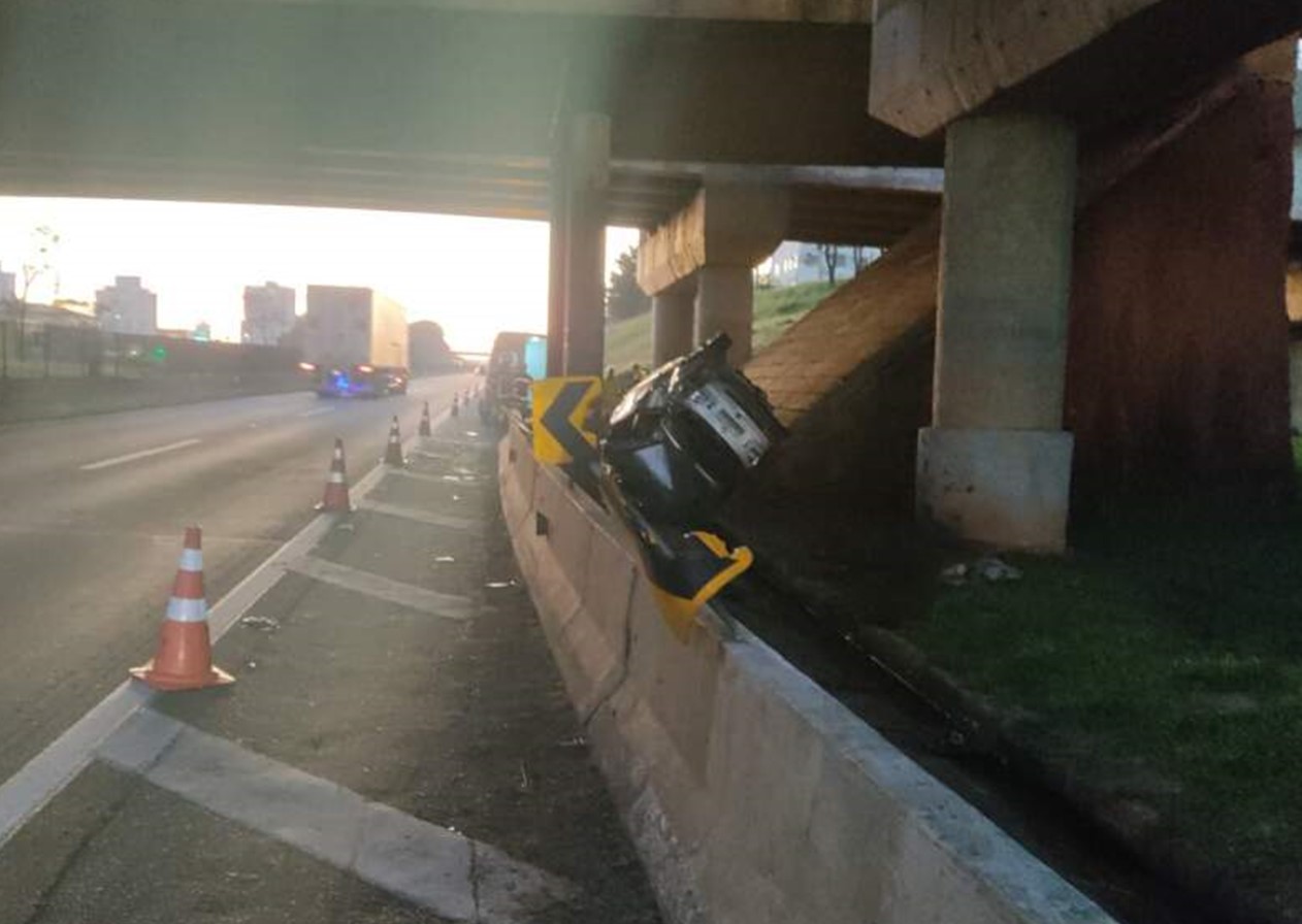 Homem morre após capotar o carro na Dutra em Taubaté