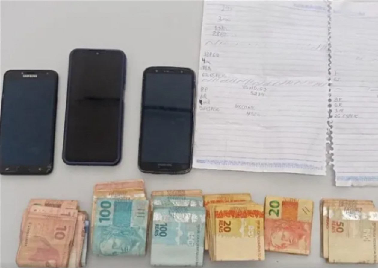 Dupla suspeita de tráfico de drogas é presa com mais de R$ 5 mil em São José