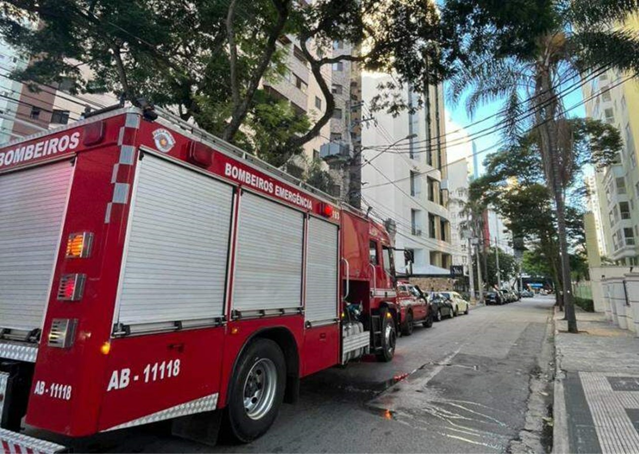 Panela esquecida no fogão causa princípio de incêndio em apartamento de SJC