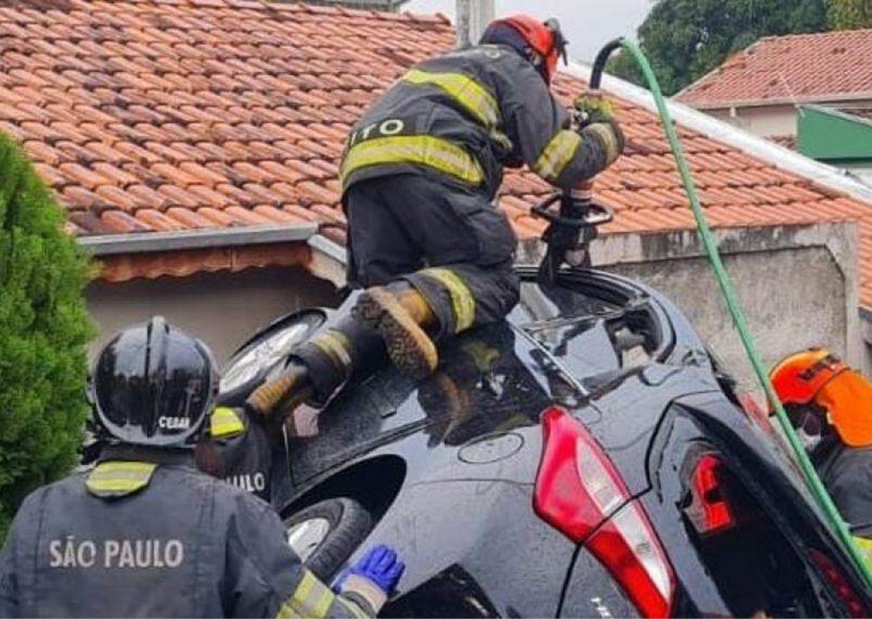 Casal fica ferido após colisão frontal entre carros, em Taubaté