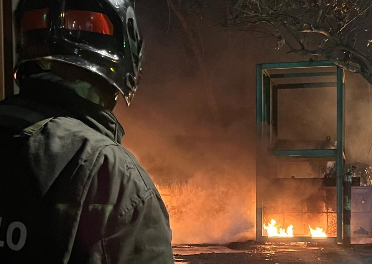 Caminhão com oxigênio líquido pega fogo na Dutra