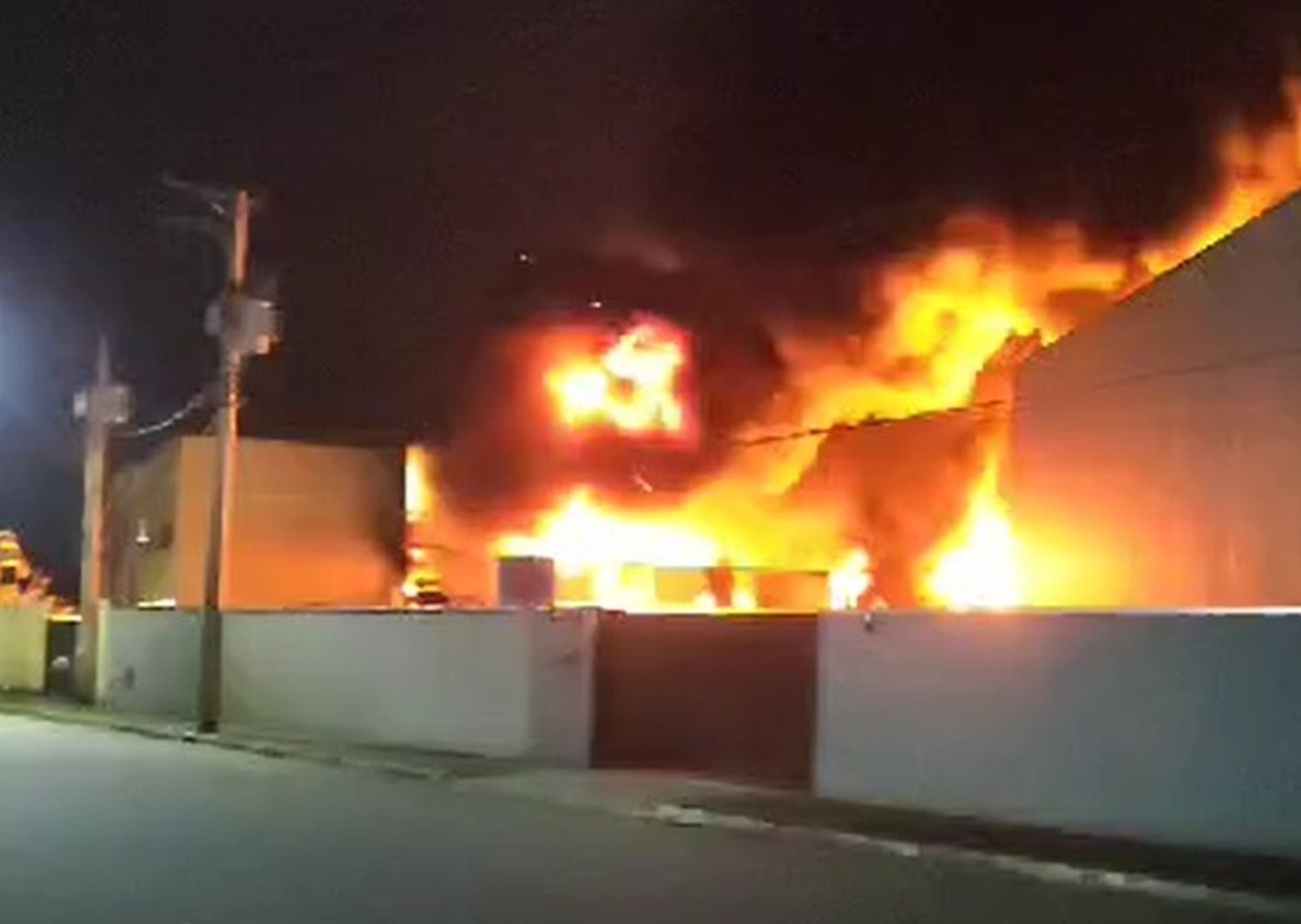 Bombeiros levam 15h para extinguir incêndio em depósito de recicláveis em Taubaté