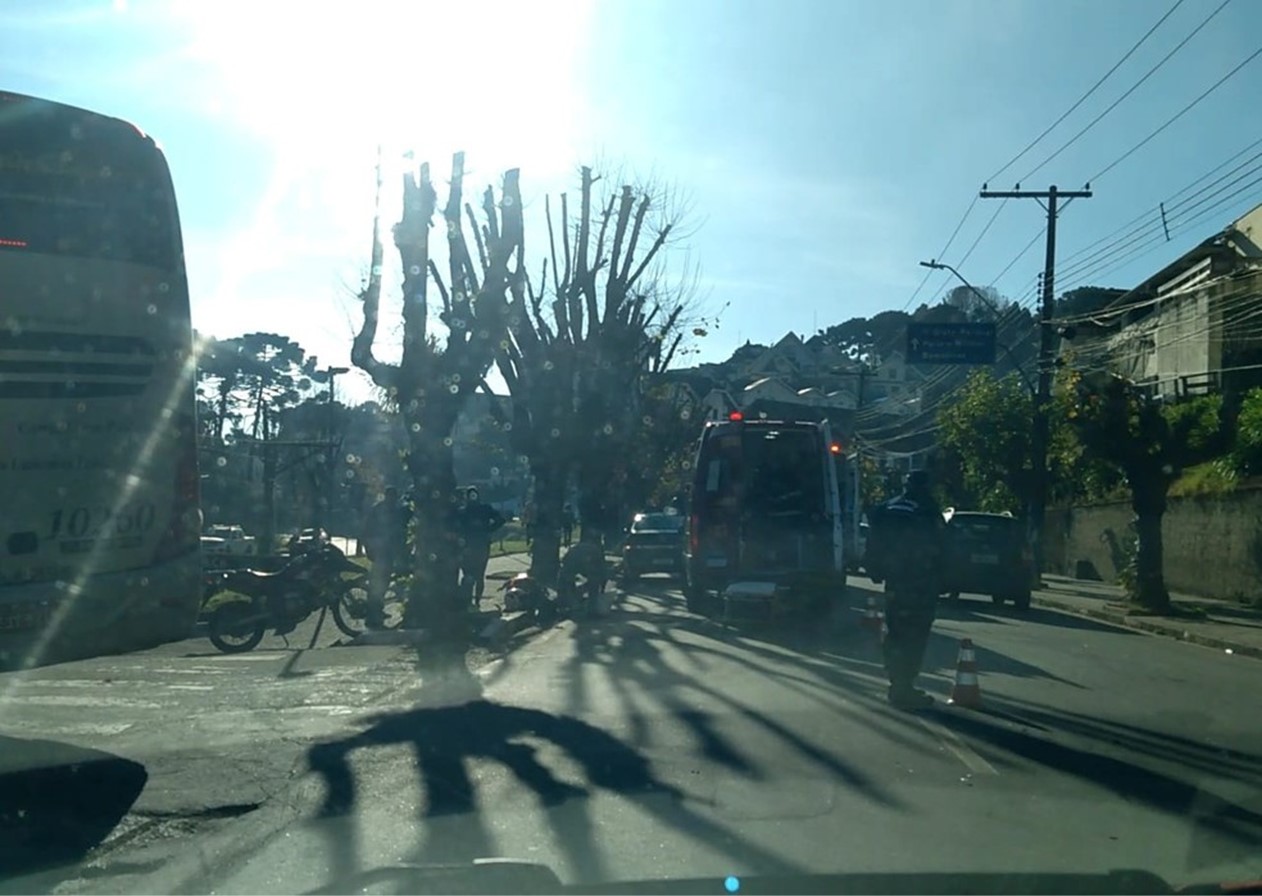 Motociclista fica ferido ao se envolver em acidente em Campos do Jordão